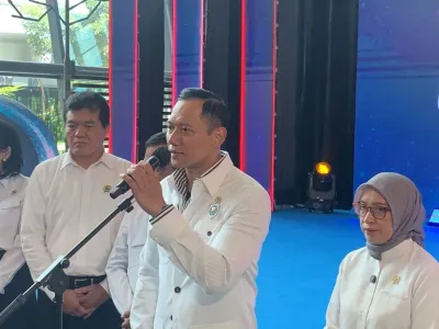 Menko Infrastruktur dan Pembangunan Kewilayahan Agus Harimurti Yudhoyono (AHY) di Bandara Soetta, Tangerang, Rabu (1/10/2025).