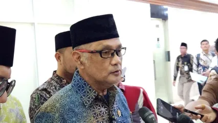 Menteri Haji dan Umrah, Mochamad Irfan Yusuf di Kompleks Parlemen, Jakarta, Selasa (30/9/2025).