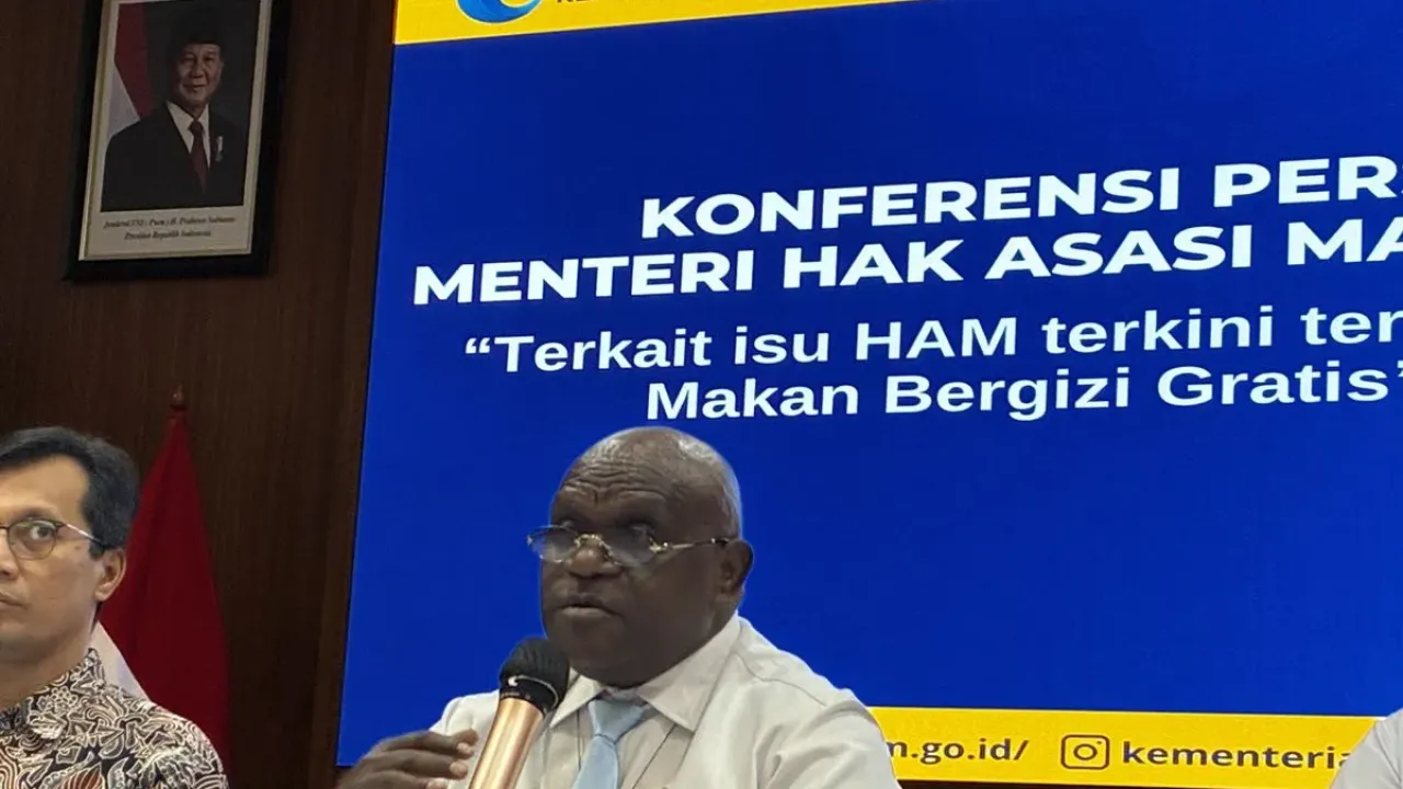 Menteri Hak Asasi Manusia (HAM) Natalius Pigai dalam konferensi pers di kantornya, Jakarta, Rabu (1/10/2025).