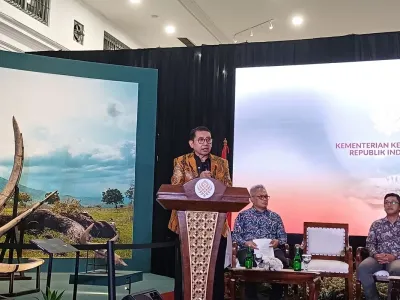 Menteri Kebudayaan (Menbud) RI Fadli Zon dalam Taklimat Media Pengembalian Fosil Koleksi Eugene Dubois di Museum Nasional, Jakarta Pusat, Kamis (2/10/2025).