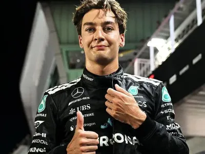 Mercedes&#39; George Russell gives the thumbs-up signal after taking pole position for the Singapore Grand Prix