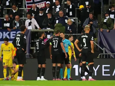 Micky van de Ven confronts the referee during the draw against Bodo/Glimt