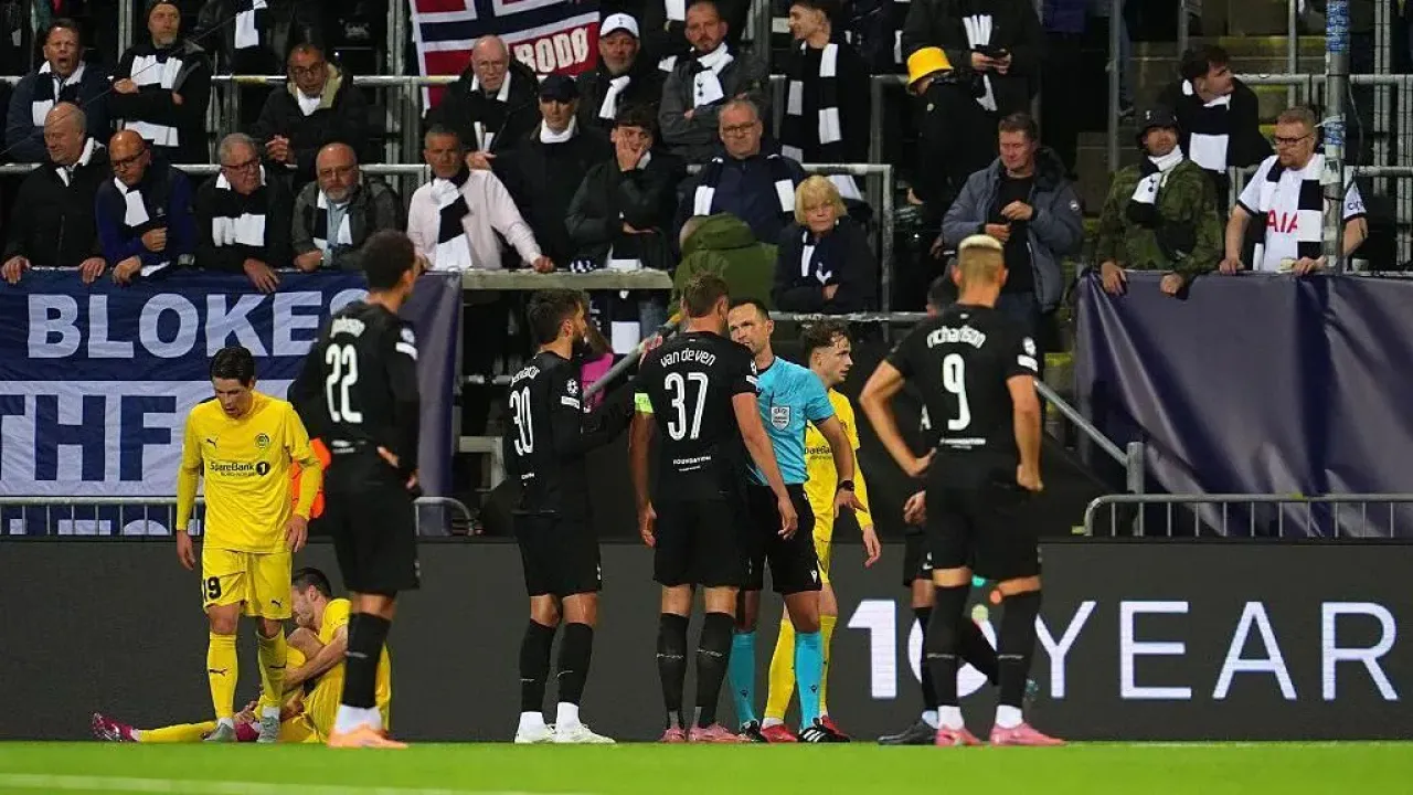 Micky van de Ven confronts the referee during the draw against Bodo/Glimt