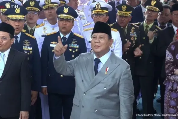Momen Presiden Prabowo Subianto ikut menyanyikan lagu Indonesia Pusaka di Hari Kesaktian Pancasila di Lubang Buaya, Jakarta Timur, Rabu (1/10/2025). 