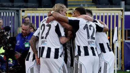 Newcastle players celebrate Nick Woltemade&#39;s opening goal in a huddle