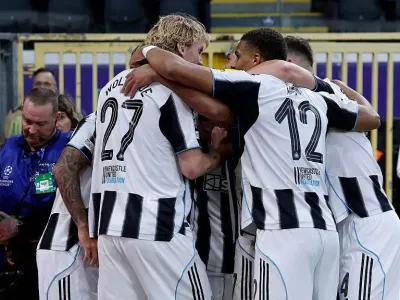 Newcastle players celebrate Nick Woltemade&#39;s opening goal in a huddle
