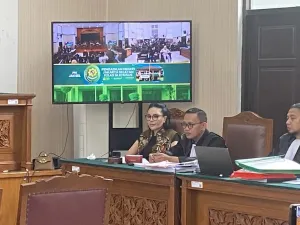 Nikita Mirzani dengan rompi batik cokelat di samping tim kuasa hukumnya di ruang sidang utama Pengadilan Negeri Jakarta Selatan, Kamis (2/10/2025).