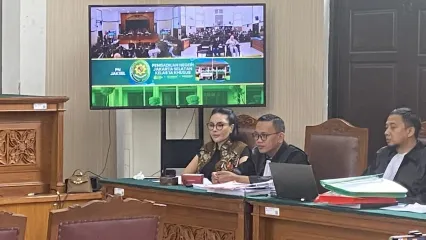 Nikita Mirzani dengan rompi batik cokelat di samping tim kuasa hukumnya di ruang sidang utama Pengadilan Negeri Jakarta Selatan, Kamis (2/10/2025).