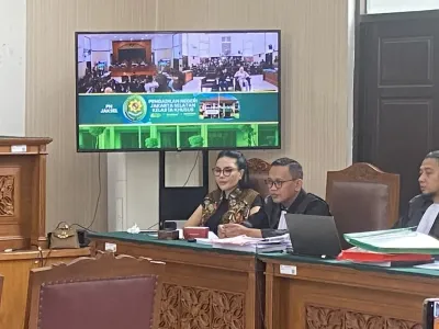 Nikita Mirzani dengan rompi batik cokelat di samping tim kuasa hukumnya di ruang sidang utama Pengadilan Negeri Jakarta Selatan, Kamis (2/10/2025).