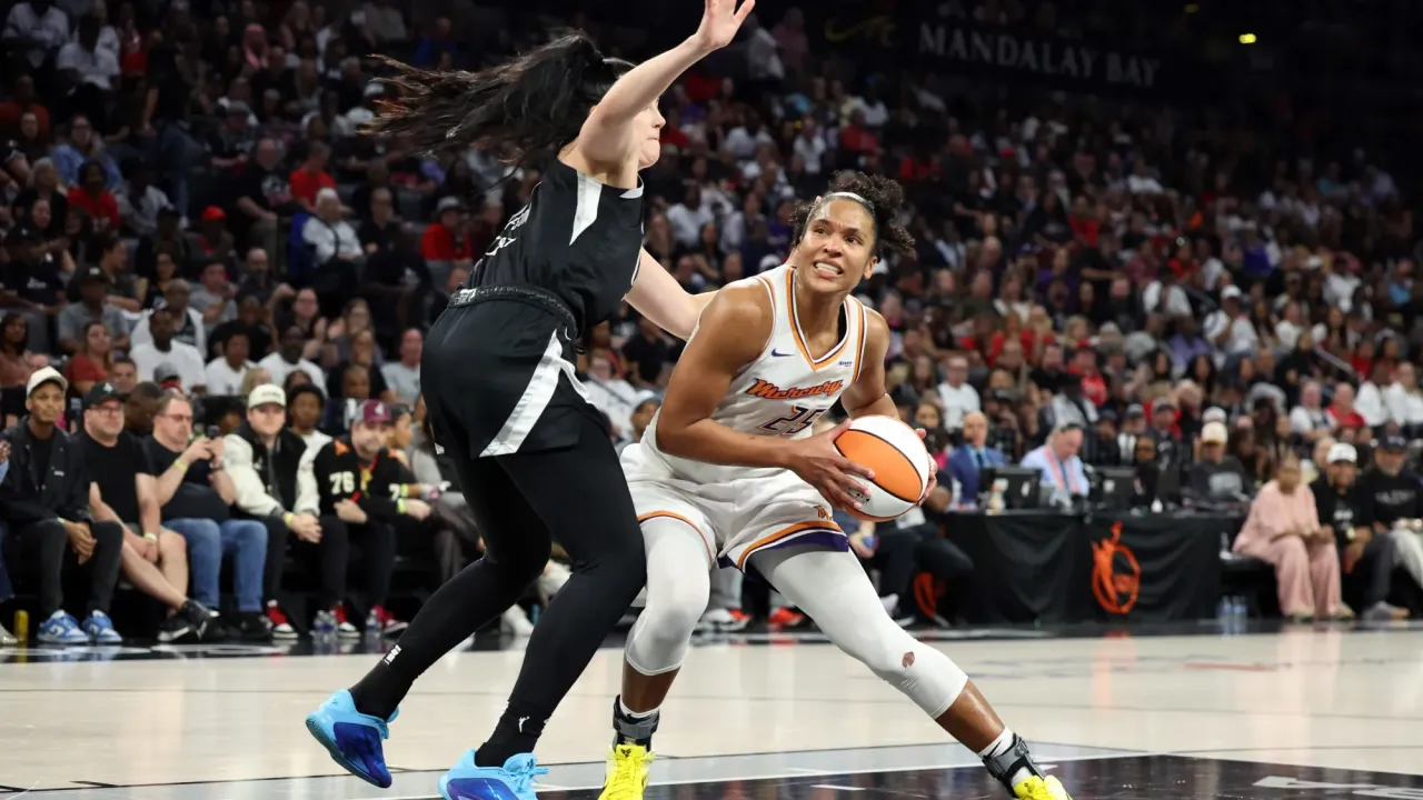 <p>Megan Gustafson defends Alyssa Thomas.</p><br>