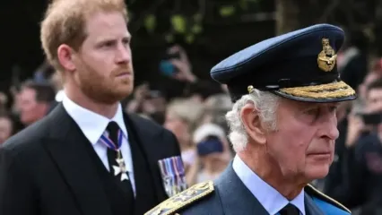 Pangeran Harry dan Raja Charles menghadiri pemakaman Ratu Elizabeth pada September 2022. 