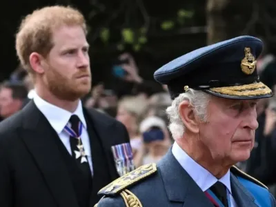 Pangeran Harry dan Raja Charles menghadiri pemakaman Ratu Elizabeth pada September 2022. 