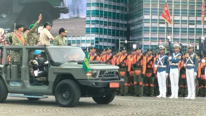 Panglima TNI Jenderal Agus Subiyanto saat mengecek pasukan dalam geladi bersih HUT ke-80 TNI di Lapangan Silang Monas, Jakarta Pusat, Jumat (3/10/2025).