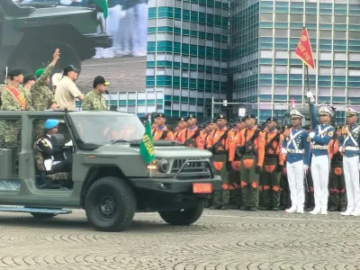 Panglima TNI Jenderal Agus Subiyanto saat mengecek pasukan dalam geladi bersih HUT ke-80 TNI di Lapangan Silang Monas, Jakarta Pusat, Jumat (3/10/2025).