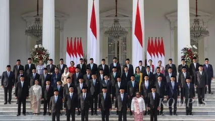 Para wakil menteri (wamen) berfoto bersama usai pelantikan wamen anggota kabinet Merah Putih di Istana Merdeka, Jakarta, Senin (21/10/2024).