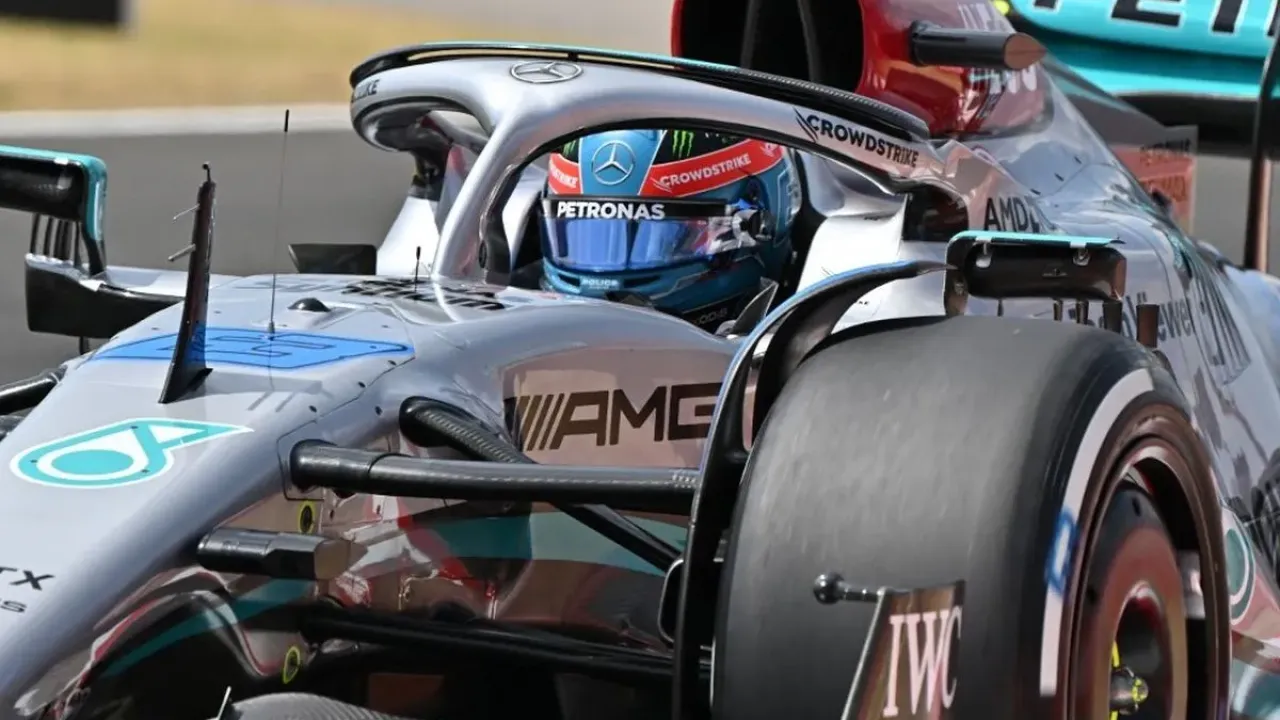 Pebalap Mercedes, George Russell, mencatatkan pole position di sesi Kualifikasi F1 GP Hongaria pada Sabtu (30/7/2022) malam WIB.