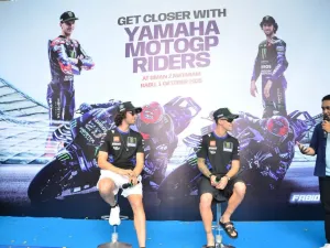 Pebalap Monster Energy Yamaha, Alex Rins (kiri) dan Fabio Quartararo (kanan), saat bertemu dengan ratusan pelajar Mataram di SMA Negeri 2 Mataram.