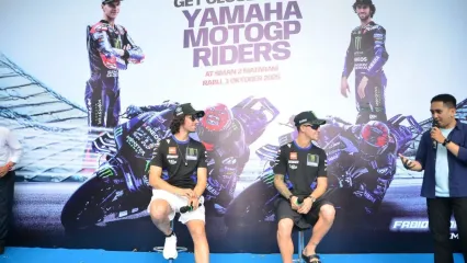 Pebalap Monster Energy Yamaha, Alex Rins (kiri) dan Fabio Quartararo (kanan), saat bertemu dengan ratusan pelajar Mataram di SMA Negeri 2 Mataram.