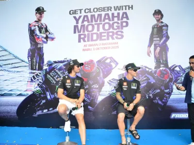 Pebalap Monster Energy Yamaha, Alex Rins (kiri) dan Fabio Quartararo (kanan), saat bertemu dengan ratusan pelajar Mataram di SMA Negeri 2 Mataram.