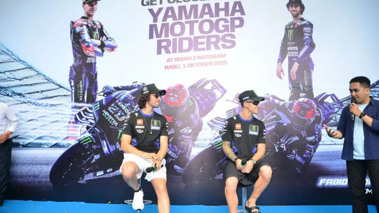 Pebalap Monster Energy Yamaha, Alex Rins (kiri) dan Fabio Quartararo (kanan), saat bertemu dengan ratusan pelajar Mataram di SMA Negeri 2 Mataram.