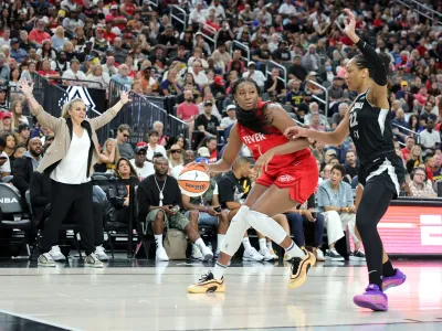 Pelatih Becky Hammon Dapat Teknik Foul Saat Game 5 WNBA