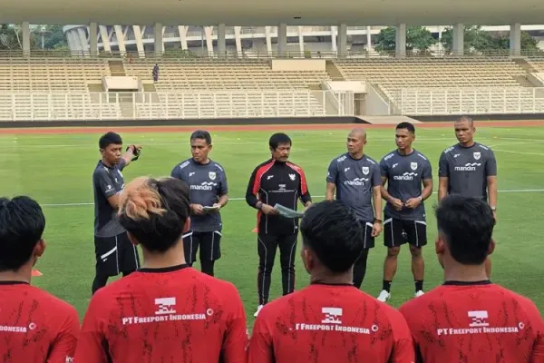 Pelatih Indra Sjafri memimpin pemusatan latihan Timnas Indonesia untuk SEA Games 2025 