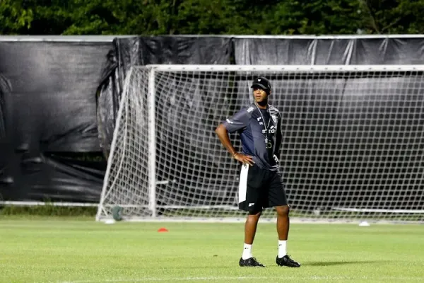 Pelatih Timnas Indonesia, Patrick Kluivert, kala memimpin sesi latihan di Lapangan C Kompleks Gelora Bung Tomo, Surabaya, Selasa (2/9/2025).