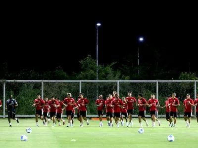 Pelatih Timnas Indonesia, Patrick Kluivert, memberikan penjelasan mengenai kondisi Maarten Paes dan Sandy Walsh yang sempat diragukan tampil.