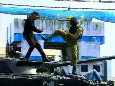 Personel TNI duel dengan Kombatan musuh di atas Tank BMP-3M dalam puncak perayaan HUT ke-80 TNI, di Monas, Jakarta, Minggu (5/10/2025).