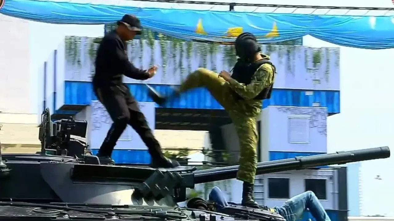 Personel TNI duel dengan Kombatan musuh di atas Tank BMP-3M dalam puncak perayaan HUT ke-80 TNI, di Monas, Jakarta, Minggu (5/10/2025).