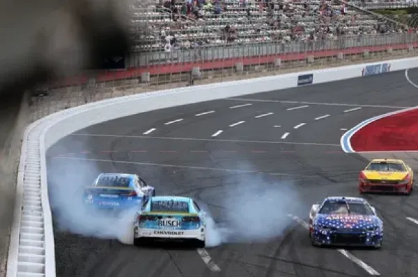 Pertarungan Sengit Van Gisbergen dan Larson di NASCAR Charlotte (2)