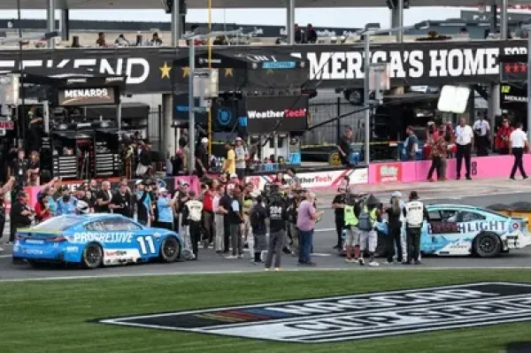Pertarungan Sengit Van Gisbergen dan Larson di NASCAR Charlotte (4)