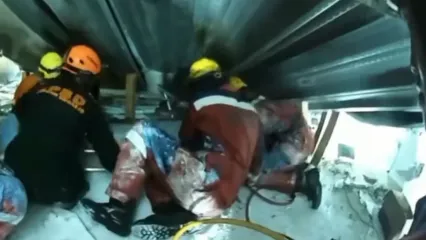 Petugas SAR gabungan saat mengevakuasi korban reruntuhan Ponpes Al Khoziny, Sidoarjo,m