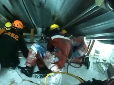 Petugas SAR gabungan saat mengevakuasi korban reruntuhan Ponpes Al Khoziny, Sidoarjo,m