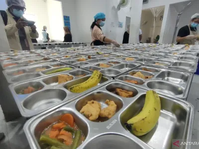 Petugas Satuan Pelayanan Pemenuhan Gizi (SPPG) di Slipi, Palmerah, Jakarta Barat tengah menyiapkan menu Makan Bergizi Gratis (MBG), Selasa (23/9/2025).