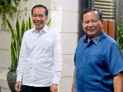 Presiden ke-7 Joko Widodo (Jokowi) dan Presiden Prabowo Subianto di Solo, Jawa Tengah, Senin (4/11/2024). 