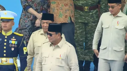 Presiden Prabowo Subianto dan Wapres Gibran Rakabuming Raka tampak mengenakan setelan serupa dalam HUT ke-80 TNI di Monas, Jakarta, Minggu (5/10/2025). 