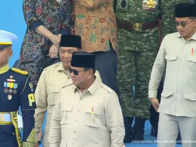 Presiden Prabowo Subianto dan Wapres Gibran Rakabuming Raka tampak mengenakan setelan serupa dalam HUT ke-80 TNI di Monas, Jakarta, Minggu (5/10/2025). 