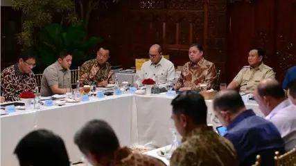 Presiden Prabowo Subianto mengumpulkan para menterinya di kediaman pribadi, Jalan Kertanegara, Jakarta Selatan, Minggu (5/10/2025) malam. 
