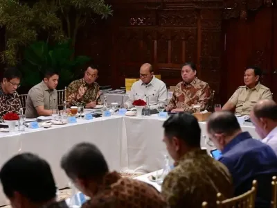 Presiden Prabowo Subianto mengumpulkan para menterinya di kediaman pribadi, Jalan Kertanegara, Jakarta Selatan, Minggu (5/10/2025) malam. 