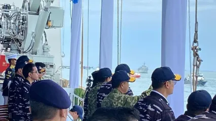 Presiden Prabowo Subianto menyaksikan parade kapal perang atau sailing pass yang digelar TNI Angkatan Laut (AL) di Teluk Jakarta, Kamis (2/10/2025). 