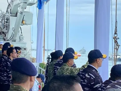 Presiden Prabowo Subianto menyaksikan parade kapal perang atau sailing pass yang digelar TNI Angkatan Laut (AL) di Teluk Jakarta, Kamis (2/10/2025). 