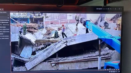 Proses pencarian korban runtuhan Ponpes Al Khoziny Sidoarjo menggunakan crane, Kamis (2/10/2025).