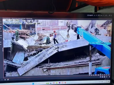 Proses pencarian korban runtuhan Ponpes Al Khoziny Sidoarjo menggunakan crane, Kamis (2/10/2025).