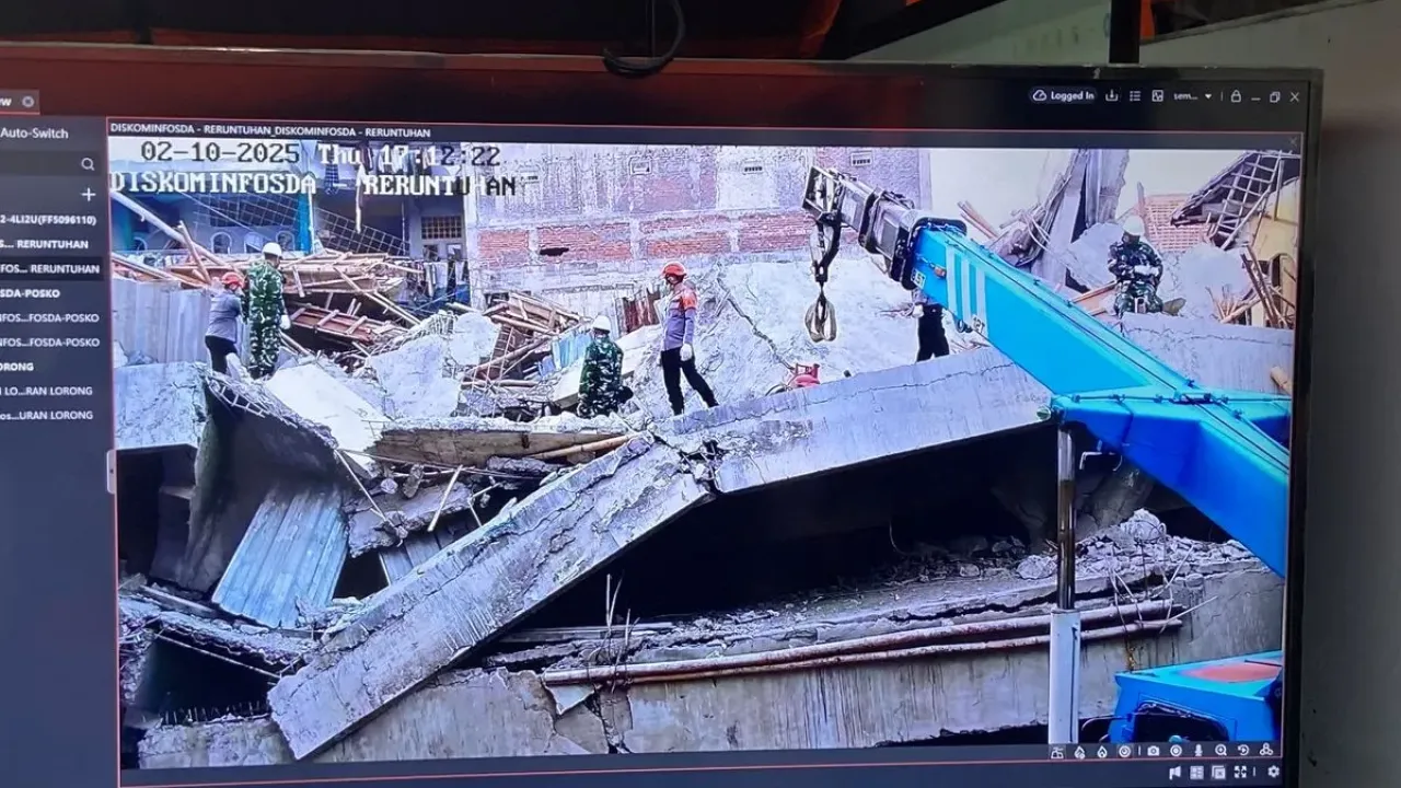Proses pencarian korban runtuhan Ponpes Al Khoziny Sidoarjo menggunakan crane, Kamis (2/10/2025).