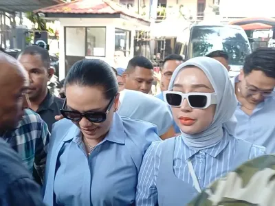 Reza Gladys dan Fitri Salhuteru mendatangi Pengadilan Negeri Jakarta Selatan, Kamis (31/7/2025).