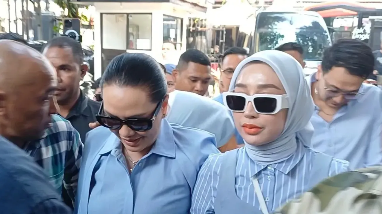 Reza Gladys dan Fitri Salhuteru mendatangi Pengadilan Negeri Jakarta Selatan, Kamis (31/7/2025).