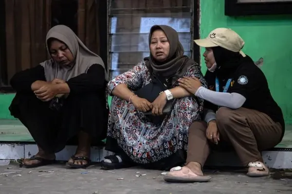 Robertus Pudyanto/Getty Relatives of victims of Monday's collapse of a building at Al Khoziny Islamic Boarding School, Indonesia, Sept. 30 2025