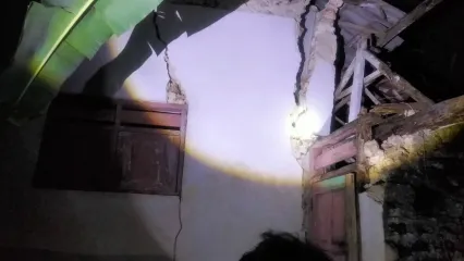 Salah satu rumah rumah berat di Desa Gendang Barat, Kecamatan Gayam, Pulau Sepudi Sumenep, Jawa Timur. 