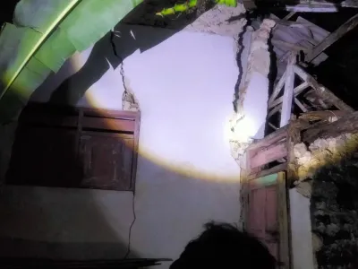 Salah satu rumah rumah berat di Desa Gendang Barat, Kecamatan Gayam, Pulau Sepudi Sumenep, Jawa Timur. 
